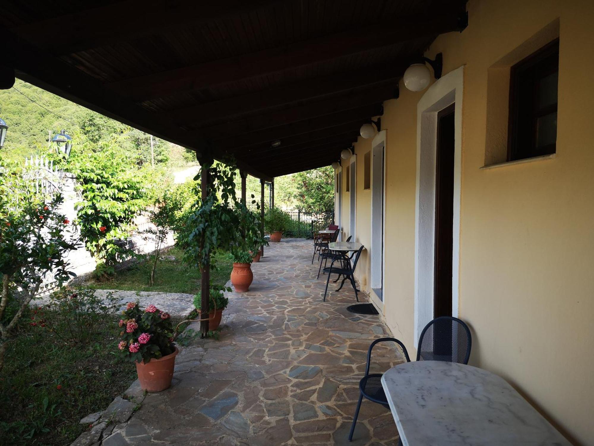 2 Alonia Otel Anatoliki Frangista Dış mekan fotoğraf